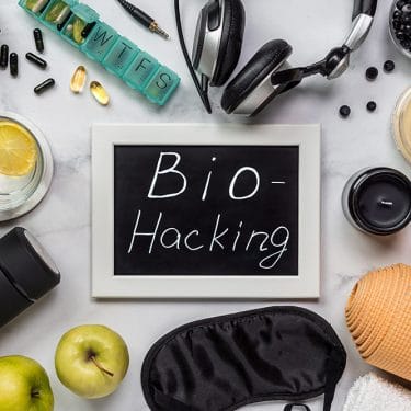 biohacking- Biohacking má určité výhody. Niektoré formy sa dajú ľahko robiť doma a ľahko sa dajú zastaviť, ak sa niečo pokazí. Ale vo všeobecnosti buďte opatrní.