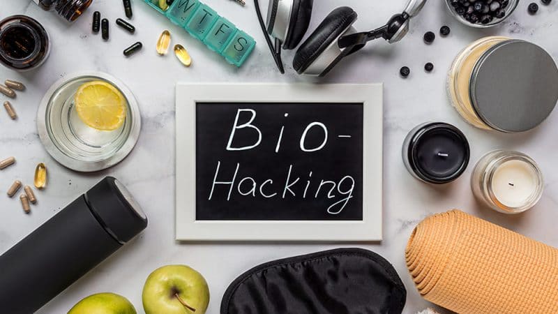 biohacking- Biohacking má určité výhody. Niektoré formy sa dajú ľahko robiť doma a ľahko sa dajú zastaviť, ak sa niečo pokazí. Ale vo všeobecnosti buďte opatrní.