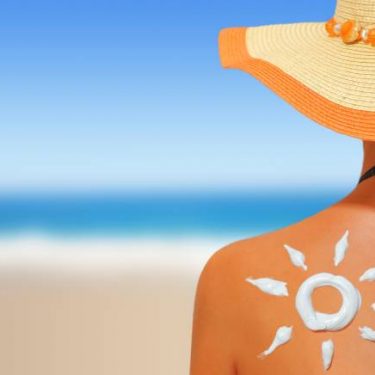 opaľovanie Opaľovanie (opálenie) alebo slnenie je činnosť, pri ktorej je pokožka vystavovaná ultrafialovému žiareniu s cieľom stmavniť ju.
