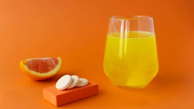 Nedostatok vitamínu C je v rozvinutých krajinách pomerne zriedkavý, ale stále postihuje viac ako 1 z 20 ľudí. Pretože ľudia si nedokážu vyrobiť vitamín C alebo ho skladovať vo veľkých množstvách, je potrebné ho konzumovať pravidelne, aby sa predišlo nedostatku, ideálne čerstvým ovocím a zeleninou - pr´jem vitamínu v pestrej strave. Najčastejšími rizikovými faktormi nedostatku vitamínu C sú zlá strava, alkoholizmus, anorexia, ťažké duševné choroby, fajčenie a dialýza. Aj keď sa príznaky závažného nedostatku vitamínu C môžu vyvíjať niekoľko mesiacov, existujú určité jemné náznaky, na ktoré si dajte pozor.
