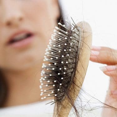 Vypadávanie vlasov je bežným príznakom mnohých zdravotných problémov. Prečítajte si článok, kde nájdete: ako s tým bojovať a čo môže pomôcť...